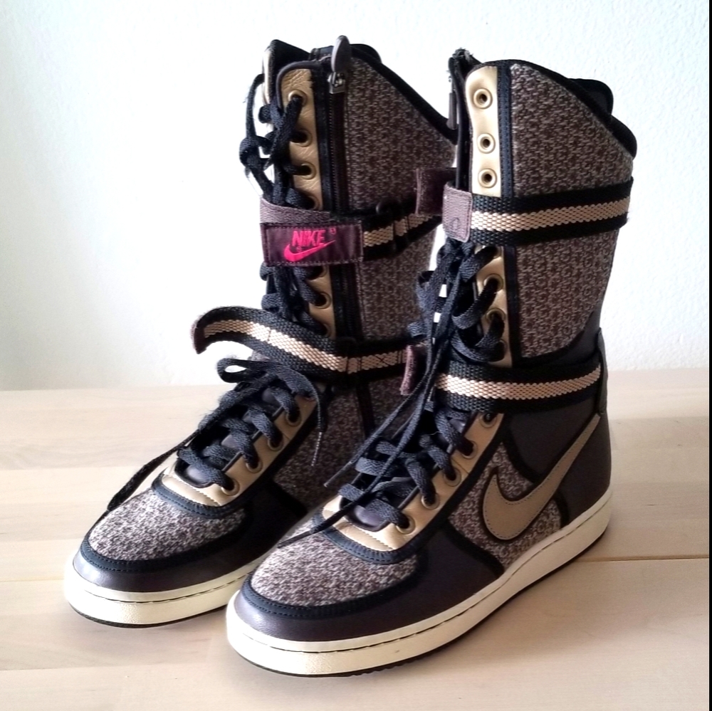 NIKE boot high top sneaker